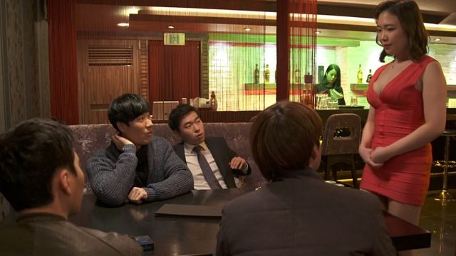 หญิงสาวสนุกกับการทำงานในคลับ